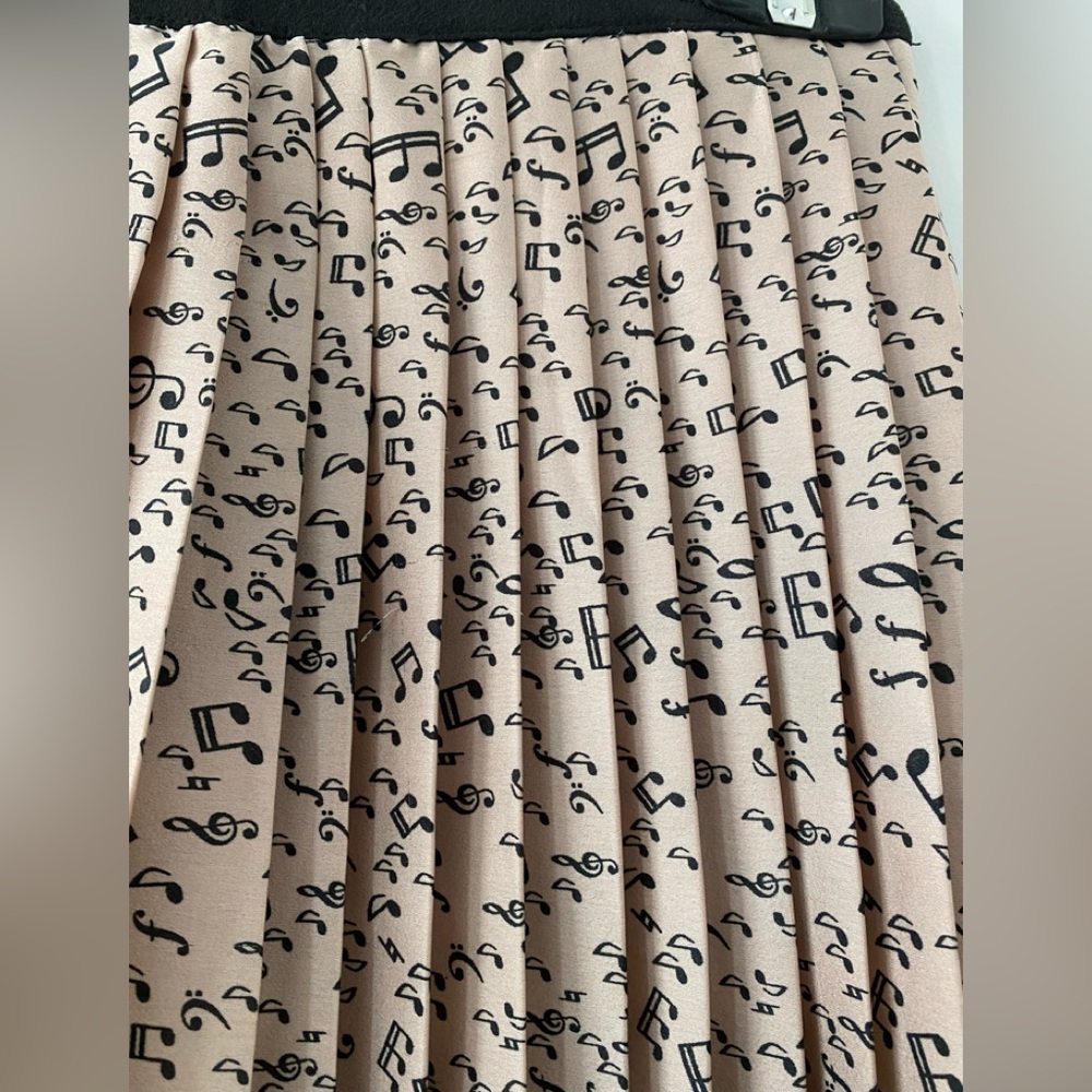Pleated Skirt with music notes - Silk - Pleated - Picture 2 of 5